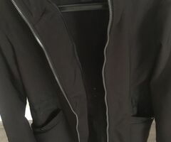 Черно мъжко палто с качулка и ластик на гърба за стягане и отпускане